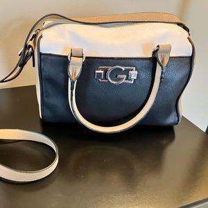 GUESS THREE COLOR HANDBAG. DETACHABLE CROSS BODY STRAP